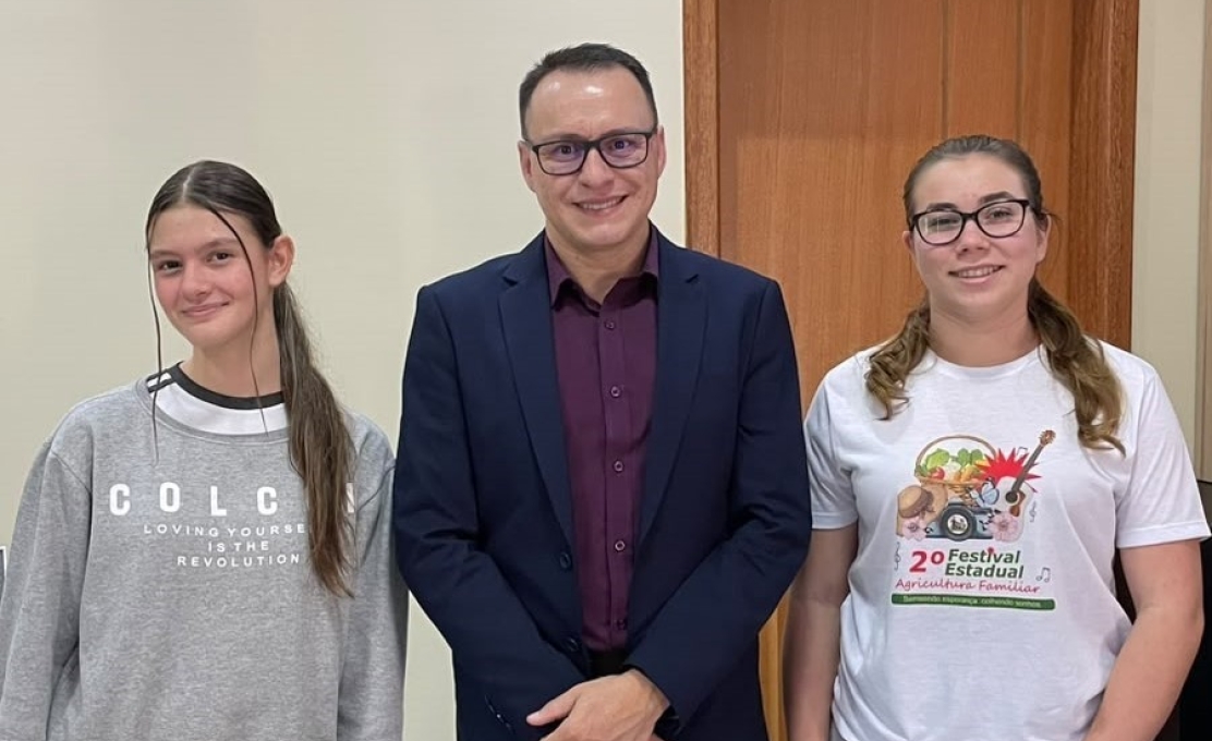 Prefeito recebe alunas para entrevista sobre a história da tradicional Festa do Vinho e do Queijo