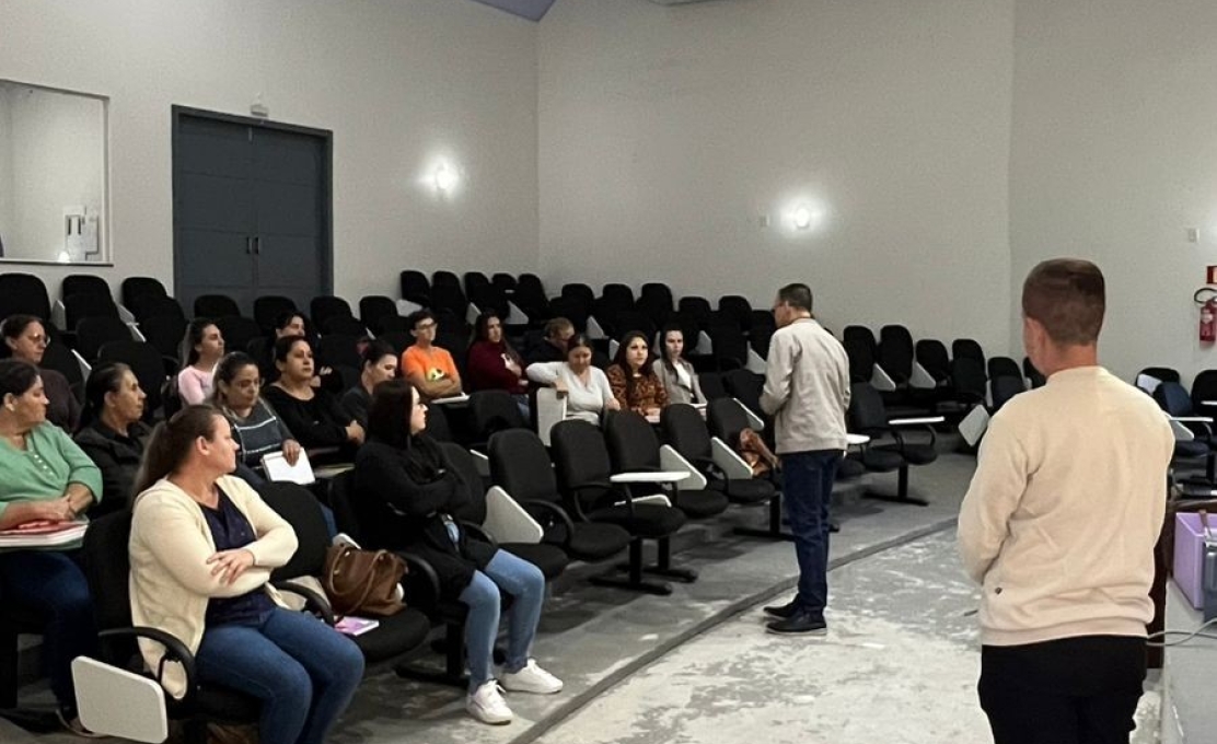 Palestra sobre Cuidador de Idosos é realizada no Centro de Eventos