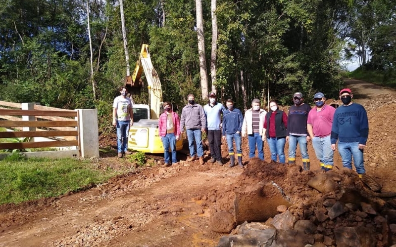 A Secretaria de Viação e Obras está realizando ampliação dos boeirões para aumentar o fluxo da água que dá acesso a linh