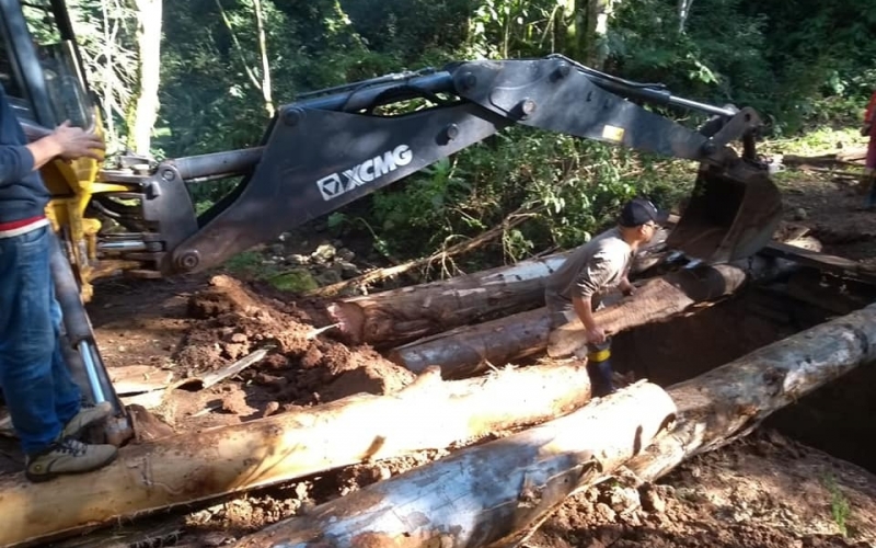 Serviço de melhoria em pontilhão, em estrada secundária na Comunidade da Linha Concordia.