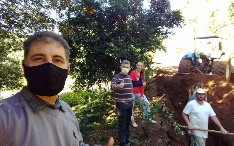 Em visita com o Prefeito Helton, na canalização da água para as propriedades da Linha Tuski, Quintino e alguns produtore