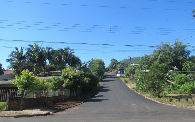 Secretaria Municipal de Meio Ambiente e Urbanismo com o apoio da Administração Municipal, realiza cobertura asfáltica na