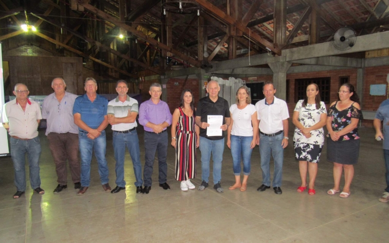 Entrega ao Deputado Ademar Traiano Solicitando Parque Infanctil para CMEI. 