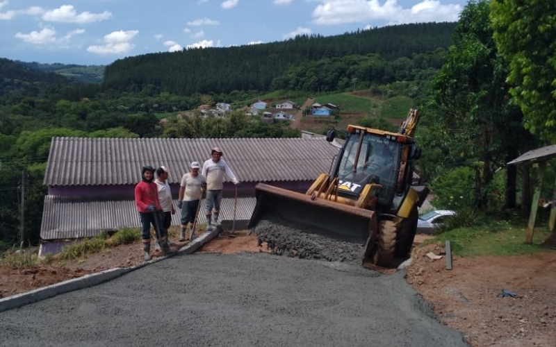 A Secretaria Municipal de Urbanismos juntamente com a Administração Municipal realizou Pavimentação em Concreto na entra