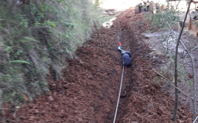 Distribuição de água do poço artesiano, da Linha Turski, União da Serra e Quintino. Obras em andamento, parceria realiza