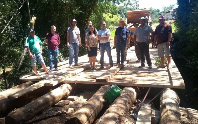 Serviço realizado com o Município de Flor da Serra do Sul, realização de recuperação de ponte que dá acesso Linha Pinhei