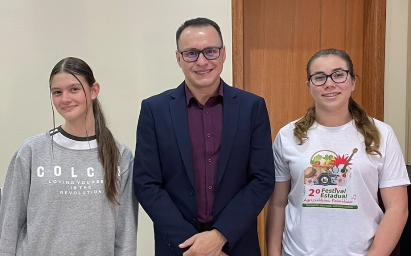 Prefeito recebe alunas para entrevista sobre a história da tradicional Festa do Vinho e do Queijo